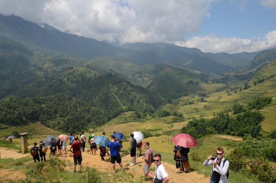 2-Day Sa Pa Ethnic Homestay Tour & Trek with Limousine Bus - Lao Chai and the first mountain walk