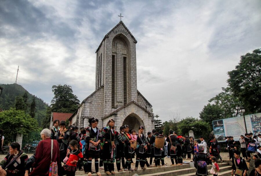 2-Day Sa Pa Ethnic Homestay Tour & Trek with Limousine Bus - Meeting the Hmong guides