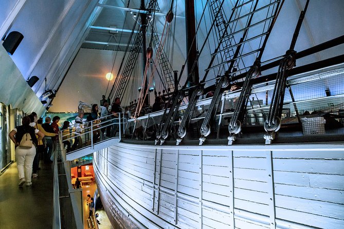 8 hours Full-Day Exclusive Oslo Tailormade Guided Limo Tour - Akerselva, waterfalls, and a small café