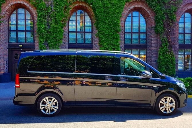 Airport Limousine Transfer: Stockholm City to Arlanda Airport 1-7 Passengers - Choosing between a sedan and a larger vehicle