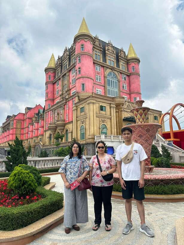 Da Nang: Ba Na Hills and Golden Bridge Limousine Tour - The 80-dish buffet makes lunch easy