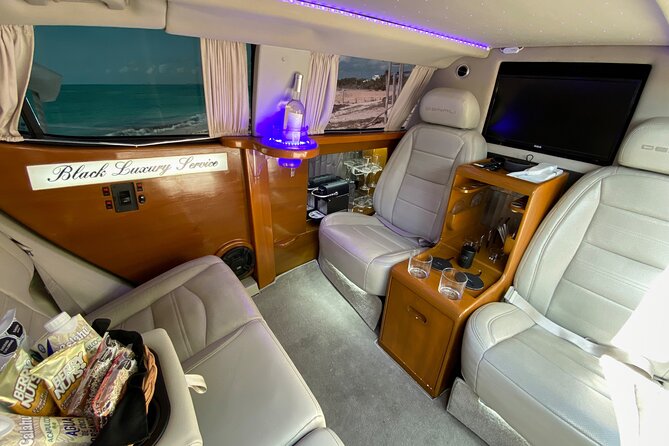 Deluxe GMC Limousine from CUN Airport to Cancun Hotel Zone - Finding the right person in each terminal