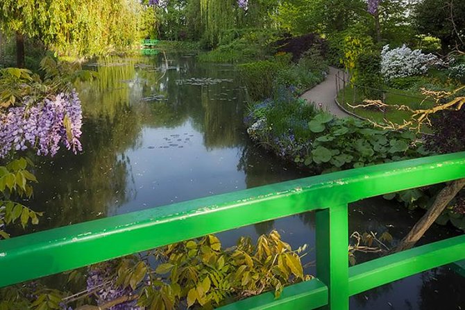 Excursion CHATEAU DE VERSAILLES and GIVERNY in Limousine from Paris - Taking a meal break in the Versailles gardens