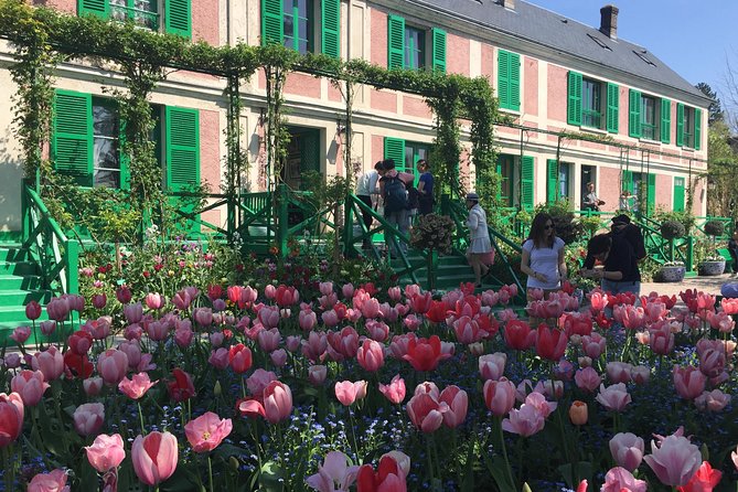 Excursion CHATEAU DE VERSAILLES and GIVERNY in Limousine from Paris - Who will get the most from this day