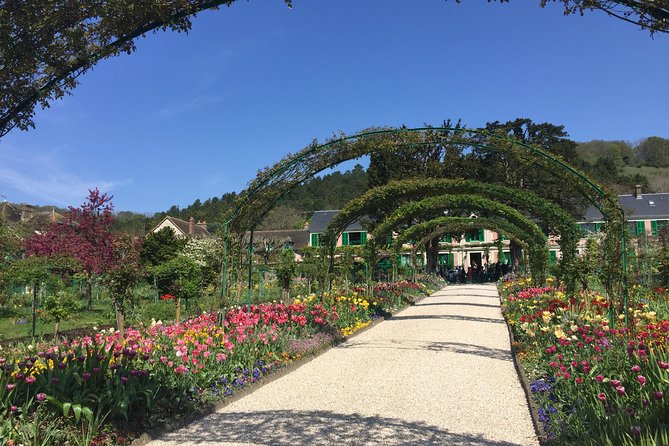 Excursion CHATEAU DE VERSAILLES and GIVERNY in Limousine from Paris - Booking details that matter