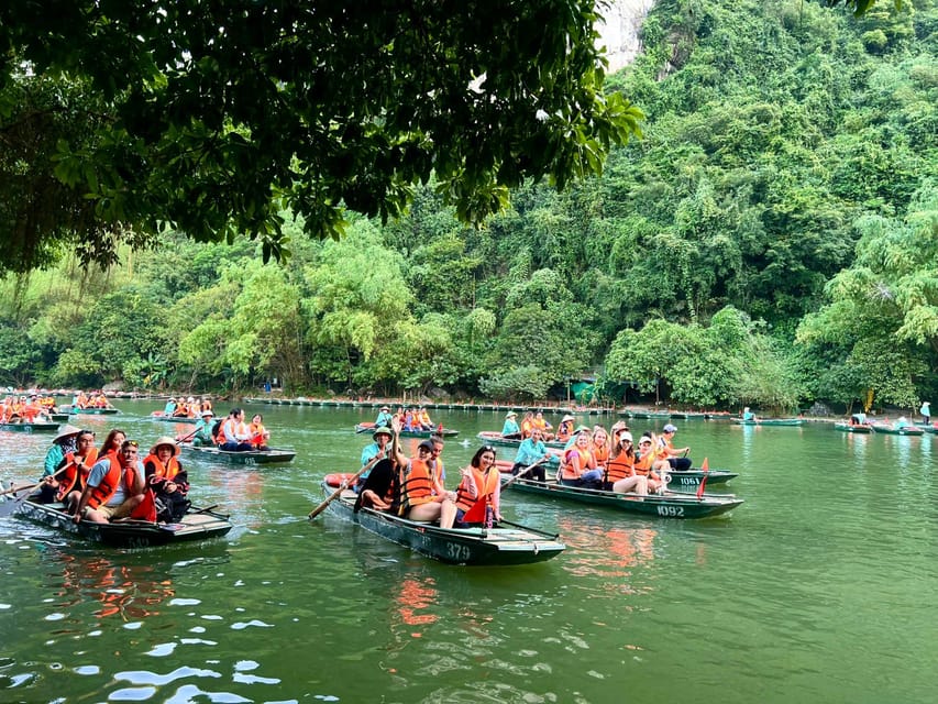 Friendly Travel: Hoa Lư/ Trang An/ Mua Cave - Limousine Car - Hoa Lu and Vietnam’s imperial past