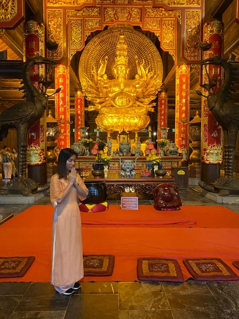 Friendly Travel: Hoa Lư/ Trang An/ Mua Cave - Limousine Car - Mua Cave and the climb to Lying Dragon Mountain