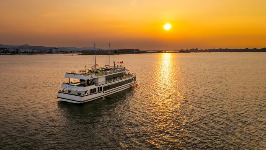 From Hanoi: 1-Day Halong 5-Star Cruise w/Jacuzzi & Limousine - What a $54 Halong Bay day cruise really gives you