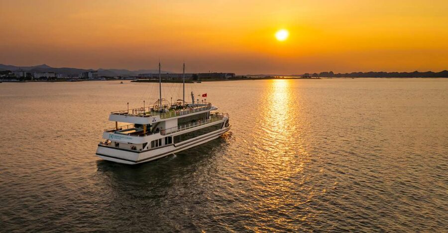 From Hanoi: 1-Day Halong 5-Star Cruise w/Jacuzzi & Limousine - Lunch with seafood and vegetarian choices