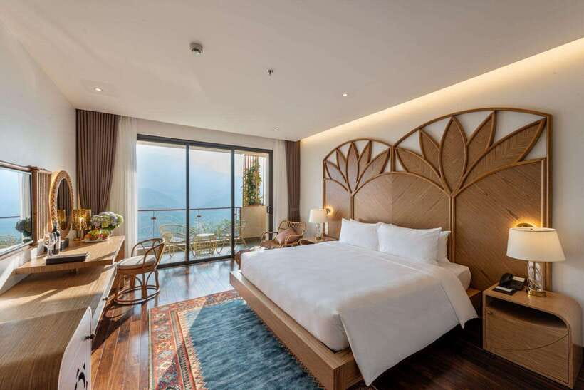 From Hanoi: Premium 2-Day Sapa Adventure with DCAR Limousine - What the guides add to the experience