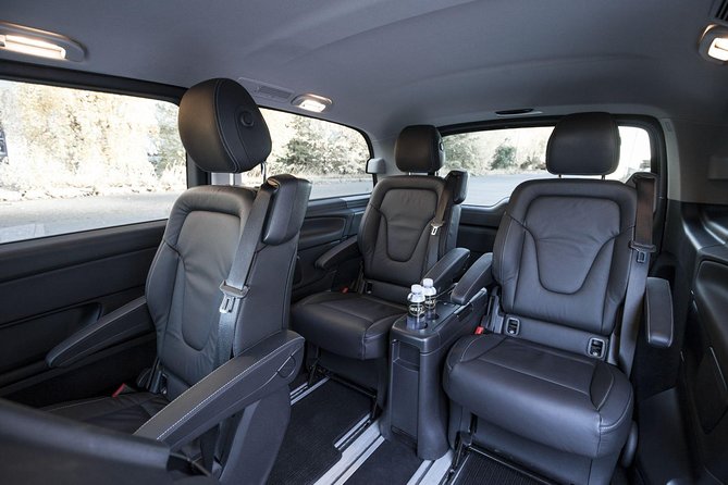 Full 7 hours-day Private Oslo "Stroll and Roll" by Norway Exclusive Limousines - The Royal Palace, Parliament, and Karl Johans Gate