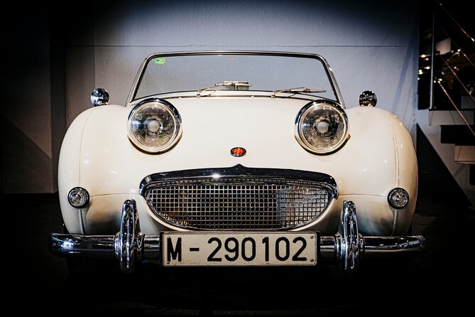 Guided tour of the Motor Museum with limousine transportation - The 1950s food truck finish