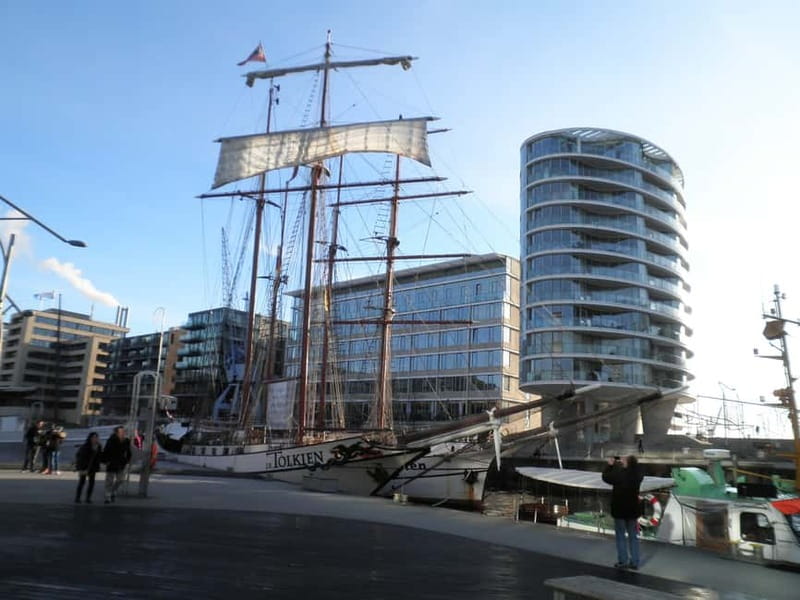 Hamburg: Exclusive Tour by Limousine with Chauffeur - St. Michael’s Church and the Old Elbe Tunnel