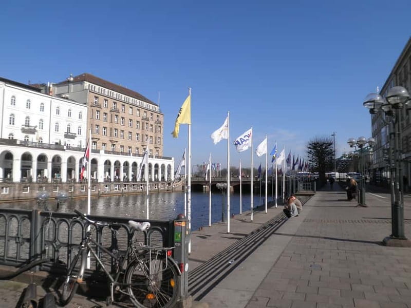 Hamburg: Exclusive Tour by Limousine with Chauffeur - What the guide adds to the drive