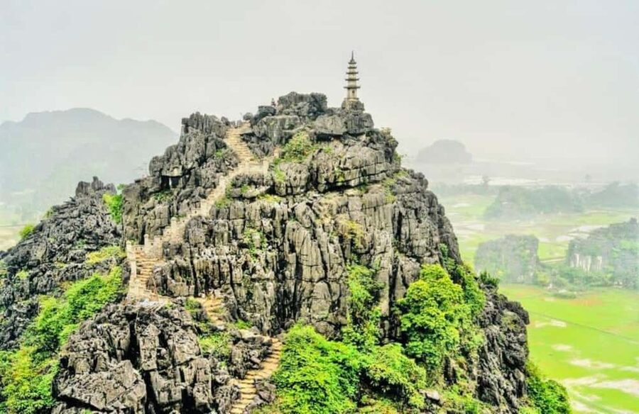 Hanoi: Full-Day Bai Dinh - Trang An & Mua Cave by Limousine - Mua Cave and the nearly 500-step climb