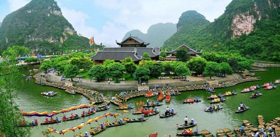 Hanoi: Full-Day Hoa Lu - Trang An & Mua Cave by Limousine - Buffet lunch with local dishes