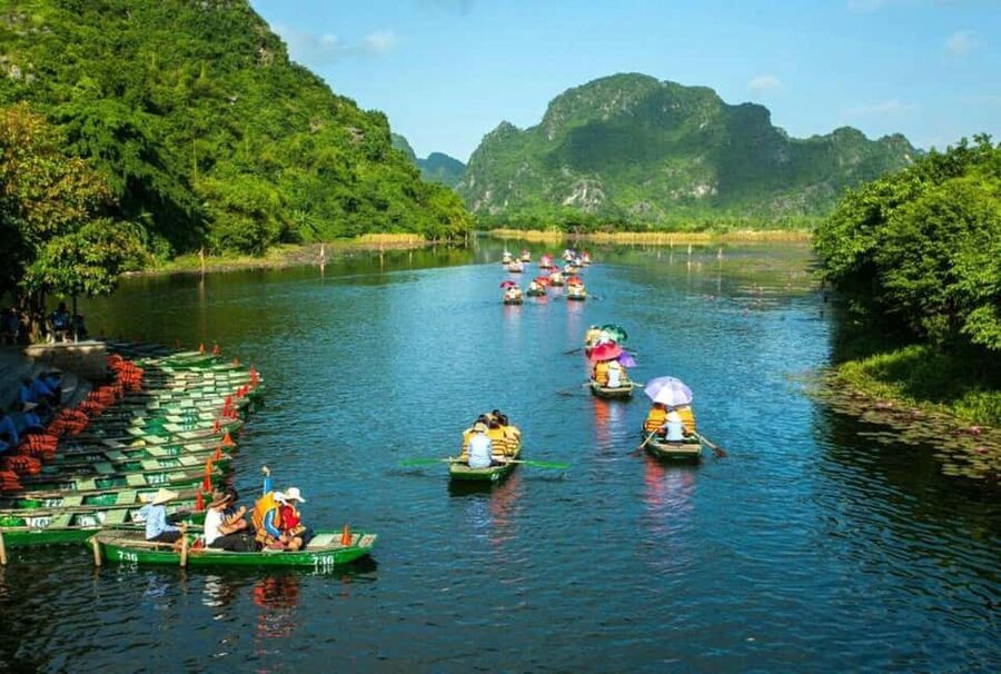 Hanoi: Full-Day Hoa Lu - Trang An & Mua Cave by Limousine - The limousine ride from Hanoi to Ninh Binh