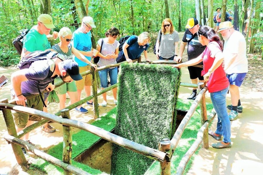 Ho Chi Minh: Cu Chi Tunnels–VIP Limousine (AM/PM) Lunch opt - Crawling through the tunnels, only if you want to
