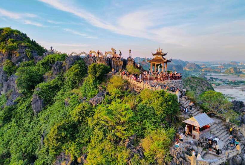 Hoa Lu, Tam Coc, & Mua Cave Day Trip with Lunch & Limousine - Why this $45 day trip works well from Hanoi