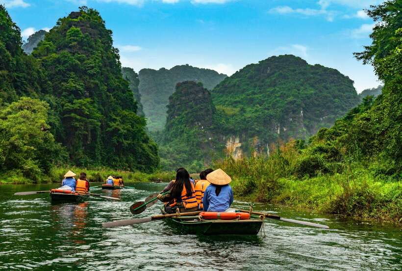 Hoa Lu, Tam Coc, & Mua Cave Day Trip with Lunch & Limousine - Hoa Lu and the temples of Vietnam’s early capital