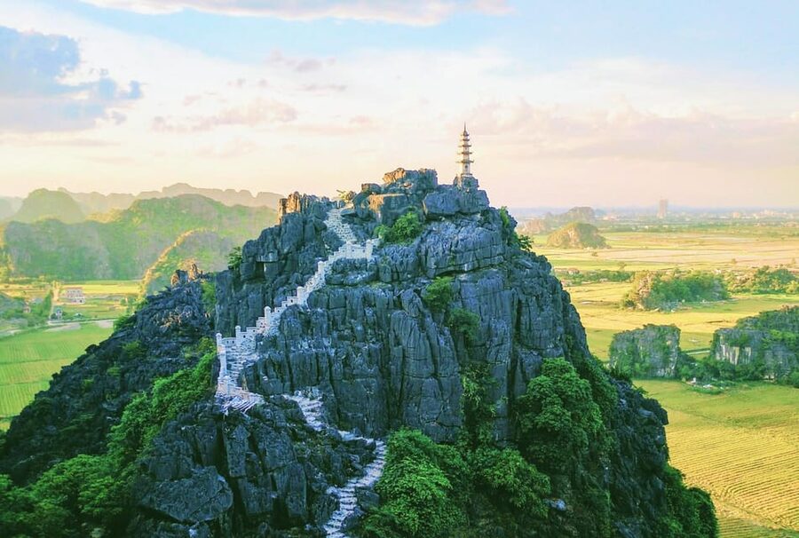 Hoa Lu, Tam Coc, & Mua Cave Day Trip with Lunch & Limousine - What the guide adds to a busy schedule