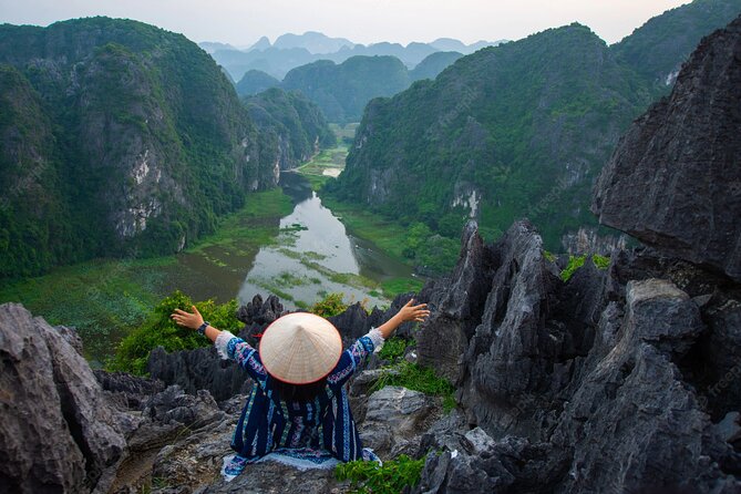 Hoa Lu Trang An and Mua Cave by Limousine from Hanoi - Mua Cave and the climb to Lying Dragon Mountain