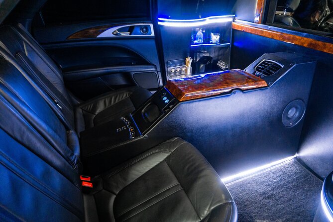 Lincoln Stretch limo from Cancun Hotel Zone to Cancun Airport - The 10-minute rule requires punctuality