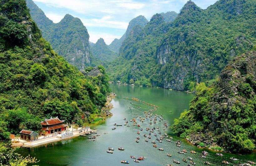 Ninh Binh: Hoa Lu Mua Cave Trang An on Limousine and Cycling - Lunch and a practical midday pause