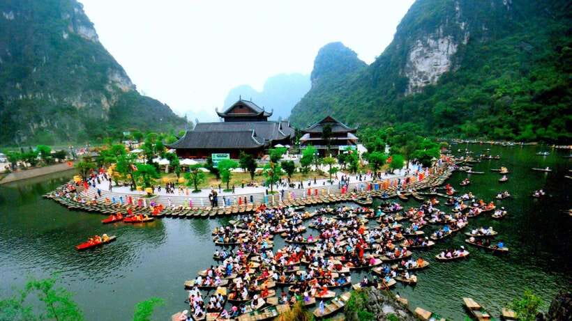 Ninh Binh: Hoa Lu Mua Cave Trang An on Limousine and Cycling - Trang An by long-tail boat