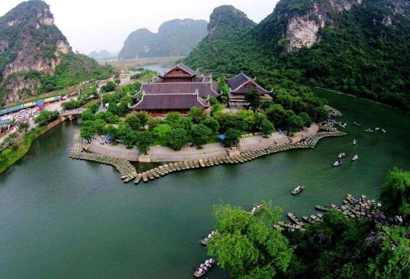 Ninh Binh: Hoa Lu Mua Cave Trang An on Limousine and Cycling - Mua Cave and the climb to Lying Dragon Mountain