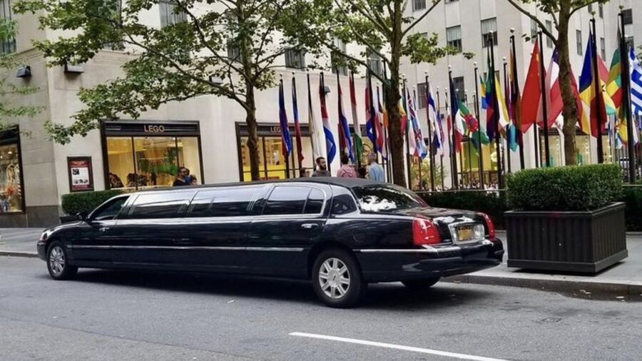 NYC Limousine Tour By Stretch Limo-King And Queen Limo NYC - Brooklyn Bridge is the short but important crossing