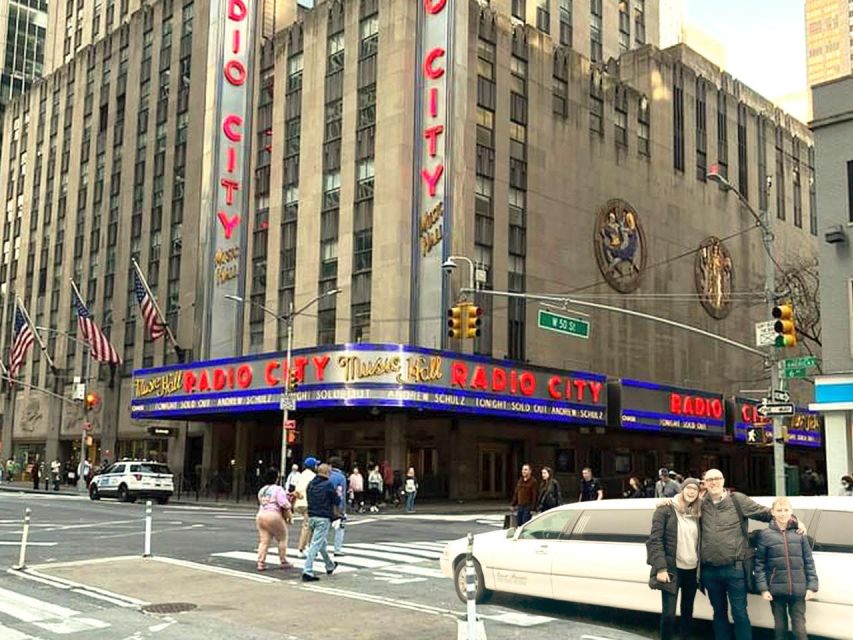 NYC: Private Home Alone 2 Stretch Limousine Tour with Pizza - Key points at a glance