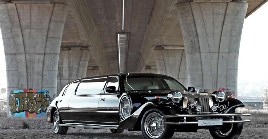 Prague: 1-Hour Vintage Limousine Rental - The car, sound system, and party mood