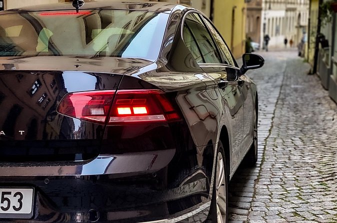 Private ARRIVAL Transfer by LIMOUSINE 3+1pax - Flight delays and late-night arrivals
