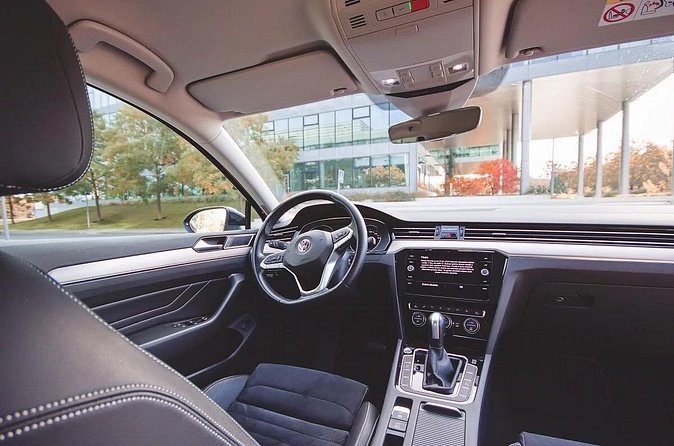 Private ARRIVAL Transfer by LIMOUSINE 3+1pax - The $50.46 price and who gets the best value