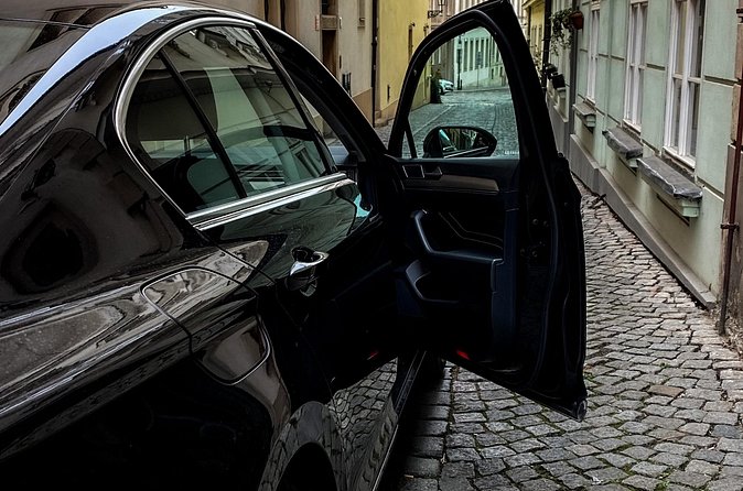 Private ARRIVAL Transfer by LIMOUSINE 3+1pax - Booking details that matter