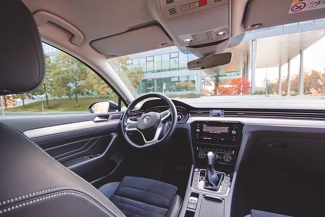 Private ARRIVAL Transfer by LIMOUSINE 3+1pax - Who should book this Prague arrival transfer?