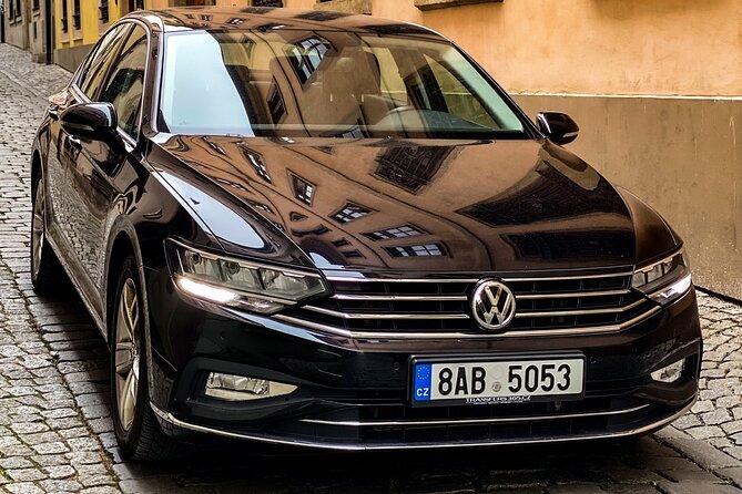 Private ARRIVAL Transfer by LIMOUSINE 3+1pax - The first half-hour in Prague