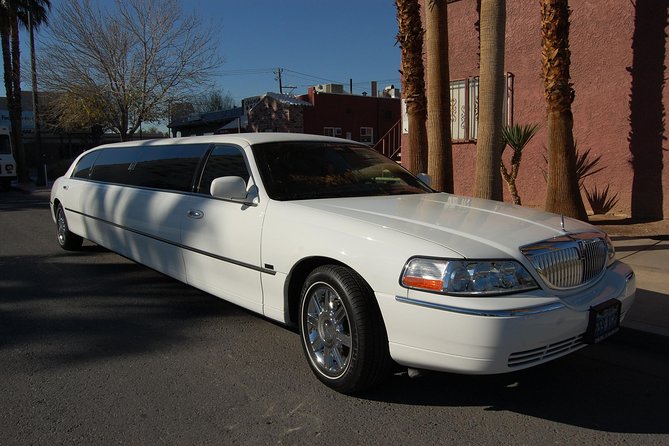 Private Las Vegas Airport to Hotel Luxury Limousine Transfer - The drive down Las Vegas Boulevard