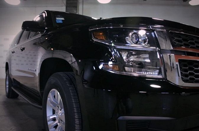 Private Luxury 6-Pax SUV Limo Transfer from or to Chicagoland Airport and Suburb - The six-person SUV limo setup