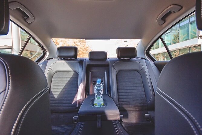Private ROUND-TRIP (FROM and TO the AIRPORT) by LIMOUSINE 3+1pax - Why the return ride is useful