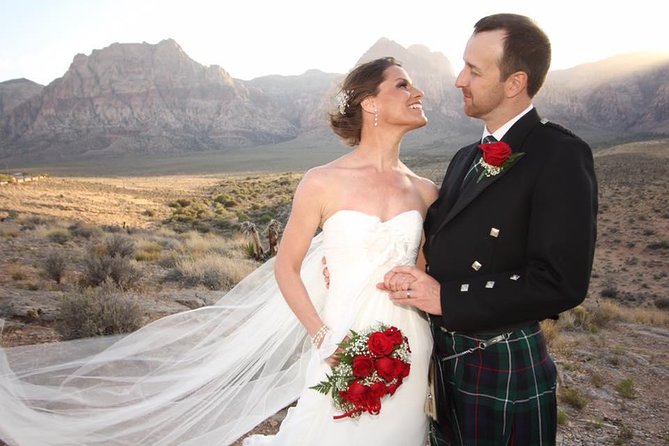 Red Rock Canyon Wedding by Private Limousine - From your hotel to the marriage bureau