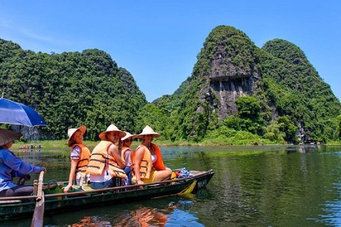 Trang An Hoa Lu Mua Cave Tour [Japanese guide, limousine bus, lunch and dinner included] - Hoa Lu and Vietnam’s first dynasty