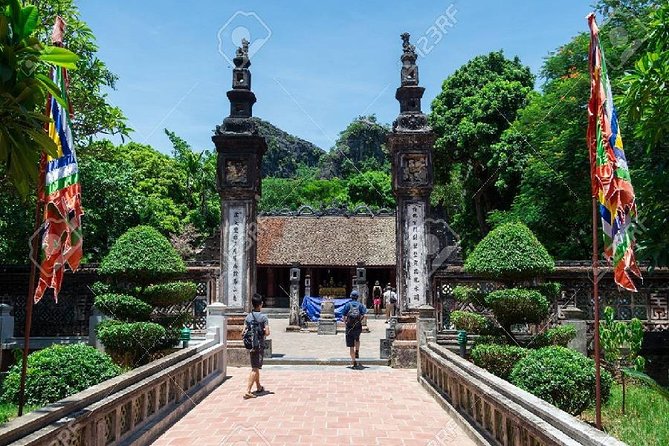 Trang An Hoa Lu Mua Cave Tour [Japanese guide, limousine bus, lunch and dinner included] - The long ride back and dinner in Hanoi